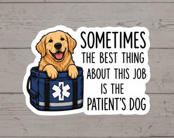 Puede incluir: Una pegatina troquelada con un cachorro de golden retriever asomándose desde una bolsa médica azul con un emblema blanco de la estrella de la vida. El texto dice: SOMETIMES THE BEST THING ABOUT THIS JOB IS THE PATIENT'S DOG. Borde blanco.