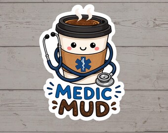 Puede incluir: Una pegatina con una taza de café de dibujos animados con cara sonriente, tapa negra y vapor. Un estetoscopio azul rodea la taza, que tiene una funda marrón con el símbolo azul de la Estrella de la Vida. El texto dice MEDIC MUD.