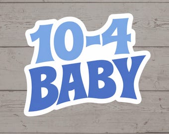Puede incluir: Una pegatina troquelada con el texto 10-4 BABY en una fuente llamativa y divertida. Los números 10-4 están representados en un color azul claro, mientras que la palabra BABY es de un azul más oscuro. El diseño tiene un borde blanco grueso.