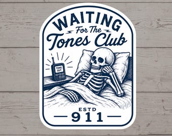 Puede incluir: Una pegatina azul oscuro y blanca que muestra un esqueleto acostado en una cama con la mano bajo la cabeza. Un busca está sobre una mesita de noche junto a la cama. El texto dice WAITING For The Tones Club y ESTD 911. Estilo de dibujo a tinta.