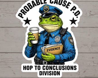 Puede incluir: Una pegatina que muestra una rana verde vestida de policía con uniforme y gorra azules. La rana sostiene un vaso de café y una carpeta con la etiqueta EVIDENCE. El texto dice PROBABLE CAUSE P.D. y HOP TO CONCLUSIONS DIVISION con dos estrellas.