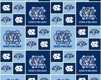Telas de acolchado de algodón con licencia oficial de la Universidad de Carolina del Norte - Tela de algodón geométrica UNC Tar Heels. Se vende cortada a medida.