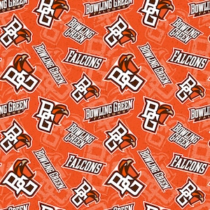 以下が含まれることがあります： ボウリンググリーンファルコンズのロゴをフィーチャーしたシームレスパターン。ロゴは、白い円の中に「BG」の文字が入った、白と茶色のファルコンの頭。背景はオレンジ色で、使い古したような質感。パターン全体に「ボウリンググリーンファルコンズ」の文字が繰り返されている。