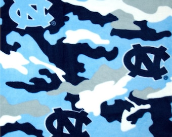 Tejido polar con licencia oficial de la Universidad de Carolina del Norte: tejido polar de camuflaje UNC Tarheels. Se vende cortado a medida.