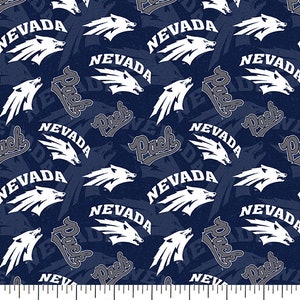 Może przedstawiać: Tkanina w kolorze granatowym z powtarzającym się wzorem białych głów wilków i napisami "Nevada" i "Pack".