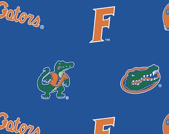 Może przedstawiać: Niebieskie tło z powtarzającym się wzorem logo University of Florida Gators. Logo przedstawia aligatora, literę "F" i słowa "Gators".