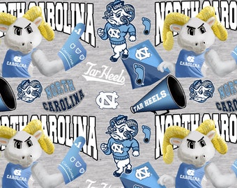 Telas de acolchado de algodón con licencia oficial de la Universidad de Carolina del Norte - Tela de algodón jaspeado con la mascota de los Tar Heels de la UNC. Se vende cortada a medida.