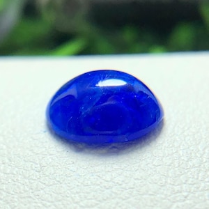 1,35 kt natuurlijke blauwe Hauyne-cabochon: van kleur veranderende edelsteen, oorsprong Afghanistan