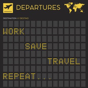 Puede incluir: Un tablero de salida de aeropuerto negro y amarillo con el texto "WORK SAVE TRAVEL REPEAT..." mostrado. El tablero también enumera los principales aeropuertos y sus códigos.