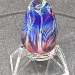 Pode incluir: Um conjunto de três canecas de cerâmica com acabamento manchado e fosco. As canecas são em tons de creme, cinza claro e cinza escuro. Cada caneca tem um design simples e minimalista.