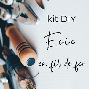Könnte beinhalten: Ein DIY-Set zum Erstellen von Drahtskulpturen. Das Set enthält Draht, Zangen, Drahtschneider und einen Holzstab. Der Text auf dem Bild lautet "kit DIY Ecrire en fil de fer debeuxsouvenirs.com".