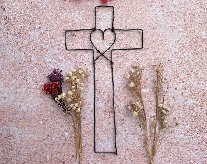 Croix au coeur en fil de fer, fil de fer recuit, fait main en France