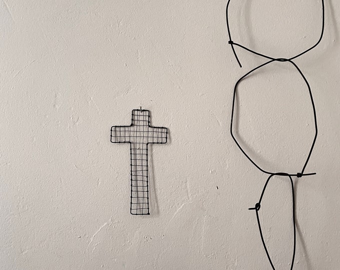 Croix au coeur en fil de fer, fil de fer recuit, fait main en France