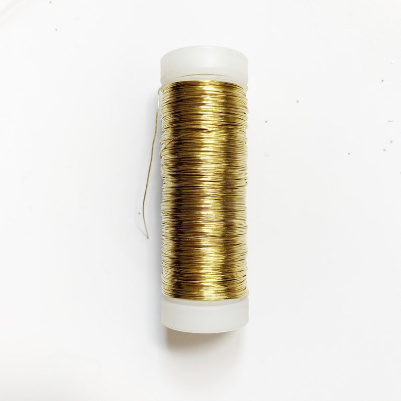 Fil de laiton doré , Ø 0,30 mm, bobine de 80 mètres. Fil de laiton pour bijoux, art floral, couronne, mot en fil image 1
