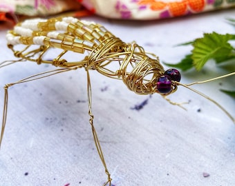 Gouden messing insect. Dierlijk beeldhouwwerk, draadsculptuur. Uniek stuk.