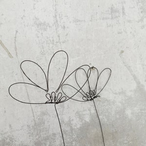 Lot de 2 fleurs en fil de fer fin.
