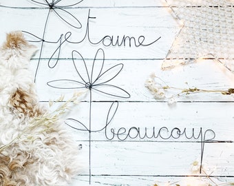 Daisy with the message  je t 'aime, un peu, beaucoup, passionnément, wire word, wire sculpture, wire message