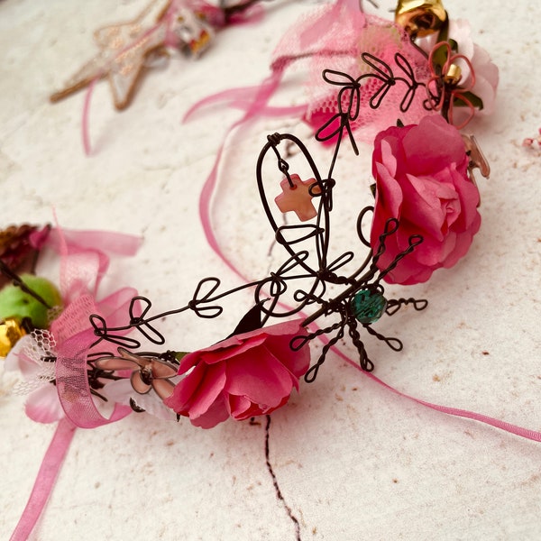 Couronne de fleurs en fil de fer. Couronne pour petite fille d'honneur, fait main en france, pièce unique