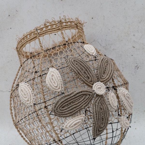 Vase au filet , pièce unique en fil de fer , macramé et dentelle de coton
