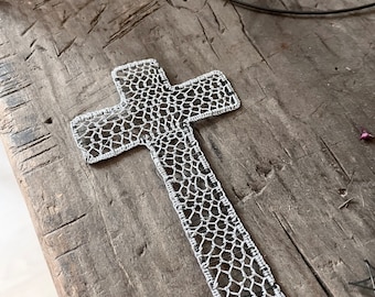 Croix  en fil de fer et dentelle à l’aiguille  fait main en France