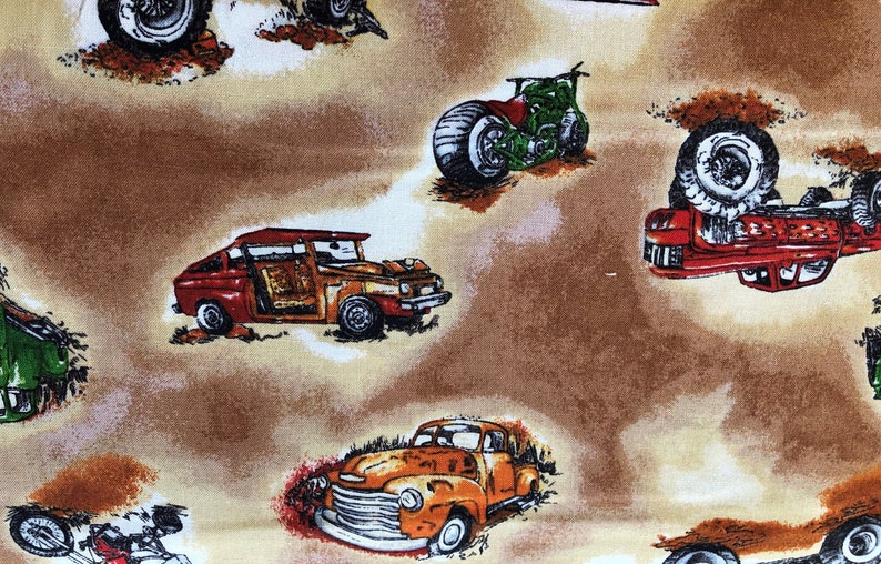 Puede incluir: Una tela marr&oacute;n y beige con un patr&oacute;n repetido de coches y motocicletas antiguas. Los coches son rojos, naranjas y verdes. Las motocicletas son verdes y negras.