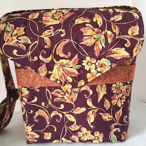 Bolso bandolera SOLO 2 QUEDAN, con solapa y correa ajustable con tejido de flores color burdeos
