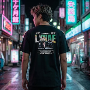 Może przedstawiać: Czarny t-shirt z grafiką postaci z anime na motocyklu, słowem "LYNAE" w kolorze zielonym i białym oraz japońskim tekstem. Dodatkowe elementy graficzne również występują.