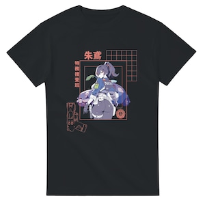 Könnte beinhalten: Schwarzes T-Shirt mit einer pinkfarbenen und weißen Grafik eines Anime-Charakters mit lila Haaren, der eine Waffe hält. Der Text "来着" befindet sich oben in der Mitte der Grafik. Der Text "特務捜査部" befindet sich auf der linken Seite der Grafik.