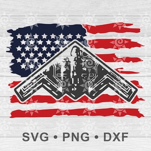 Könnte beinhalten: Grafikdesign mit der amerikanischen Flagge und einer schwarzen Stealth-Bomber-Silhouette. Das Flaggen-Design ist abgenutzt, mit roten und weißen Streifen und einem blauen Sternenfeld. Der Text "SVG • PNG • DXF" ist enthalten.