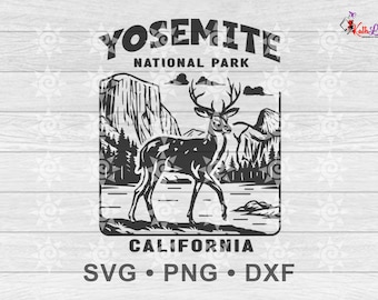 Peut inclure: Illustration en noir et blanc d'un cerf debout dans une forêt avec des montagnes en arrière-plan. Le texte "Yosemite National Park California" est sous l'image. Le texte "SVG PNG DXF" est sous le texte.