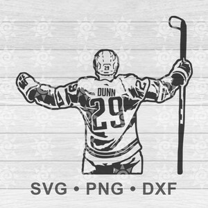 Puede incluir: Ilustración en blanco y negro de un jugador de hockey de espaldas, con los brazos extendidos, sosteniendo un palo de hockey. La camiseta muestra el nombre "DUNN" y el número "29". Incluye el texto "SVG • PNG • DXF".