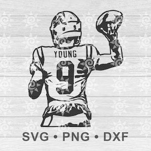 Peut inclure: Silhouette noire et blanche d'un joueur de football américain lançant un ballon. Le joueur porte un maillot avec le nom "YOUNG" et le numéro "9" au dos.