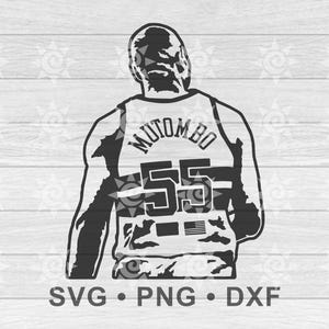 Può includere: Silhouette in bianco e nero di un giocatore di basket che indossa una maglia con il nome "MUTOMBO" e il numero "55" sul retro.