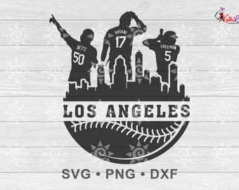 Könnte beinhalten: Schwarz-weiße Silhouette von drei Baseballspielern vor einer Stadtkulisse mit dem Text "LOS ANGELES" und einer Baseballgrafik. Die Spieler tragen Trikots mit den Namen "BETTS", "OTANI" und "FREEMAN" und ihren entsprechenden Nummern.