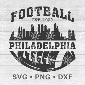 Puede incluir: Diseño en silueta en blanco y negro de un balón de fútbol con el texto "FOOTBALL EST. 1933 PHILADELPHIA" y un horizonte de la ciudad de Filadelfia. El diseño está rodeado de un círculo con un patrón de estrellas. El texto "SVG. PNG. DXF" está en la parte inferior del diseño.