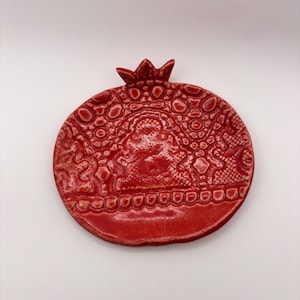 Ręcznie wykonany ceramiczny talerz z teksturą w kształcie granatu – wzorzysty czerwony talerz na drobiazgi z ceramiki