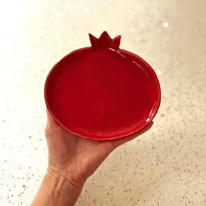 Plato de cerámica roja con forma de granada