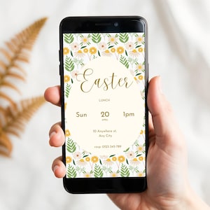 Könnte beinhalten: Ein Smartphone zeigt eine Oster-Einladung mit floralen Akzenten. Die Einladung enthält das Wort "Easter" in goldener Schrift sowie Details für ein Mittagessen am 20. April um 13 Uhr. Das Telefon wird vor einem weichen, neutralen Hintergrund gehalten.