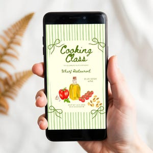 Könnte beinhalten: Ein Smartphone zeigt eine Einladung zu einem Kochkurs. Das Design hat einen hellgrünen gestreiften Hintergrund und eine cremefarbene Mittelbahn. Abbildungen von Olivenöl, Tomaten und einer roten Paprika sind enthalten. Der Text lautet "Cooking Class" und "Wharf Restaurant".