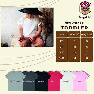 Pode incluir: Uma crian&ccedil;a vestindo uma camiseta branca e um chap&eacute;u preto. A imagem inclui uma tabela de tamanhos de camisetas infantis, com medidas em polegadas. As cores dispon&iacute;veis s&atilde;o cinza claro, cinza escuro, preto, vermelho, branco e rosa. Medidas em cm.