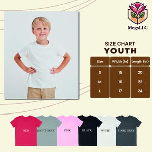 Pode incluir: Uma crian&ccedil;a vestindo uma camiseta branca. Uma tabela de tamanhos de camisetas juvenis &eacute; exibida. Os tamanhos s&atilde;o S, M e L, com larguras de 38, 41 e 43 cm e comprimentos de 51, 56 e 61 cm. As cores dispon&iacute;veis s&atilde;o vermelho, cinza claro, rosa, preto, branco e cinza escuro.