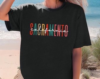 Maglietta Sacramento California, caratteri colorati Sacramento, maglietta Sacramento, maglietta Sacramento