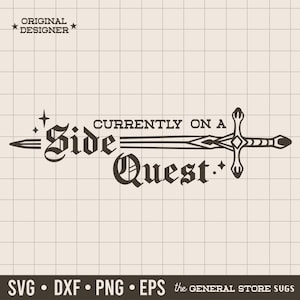 Könnte beinhalten: Schwarz-weißes Grafikdesign mit einem Schwert und den Worten „Side Quest“ und „Currently on a“ in einer Vintage-Schriftart. Das Design enthält den Text „ORIGINAL DESIGNER“ und Dateitypoptionen.