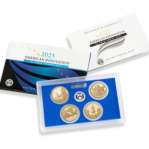 Könnte beinhalten: Ein 2025 American Innovation $1 Coin Proof Set. Das Set enthält vier goldfarbene Münzen in einer transparenten Kunststoffhülle mit blauem Einsatz. Das Set wird von einem Echtheitszertifikat und einer Box mit dem Text "American Innovation" begleitet.