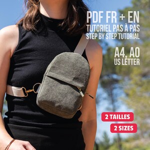Può includere: Una borsa a tracolla in velluto a coste verde oliva con cinturino beige e dettagli dorati. Il testo sull'immagine recita: PDF FR + EN, TUTORIEL PAS À PAS, STEP BY STEP TUTORIAL, A4, A0, US LETTER, 2 TAILLES, 2 SIZES. La borsa ha una tasca frontale con zip.