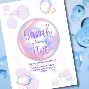Puede incluir: Una invitación de cumpleaños con una burbuja iridiscente rosa y morada con el texto "Sarah cumple DOS" en texto morado. La invitación tiene un fondo blanco con burbujas iridiscentes más pequeñas y el texto "¡Ven a celebrar con nosotros! Sábado, 4 de abril a las 2:00 pm 145 Langer Lane Chicago, IL 60660"