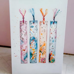 Marcador estilo acuarela, tarjeta de felicitación en blanco - pila de libros con flores - tarjeta de acuarela