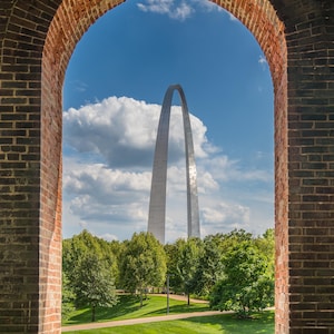 Łuk Gateway Arch w St. Louis przez łuk okna ceglanego na stacji kolejowej