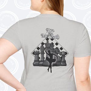ATEEZ-T-shirt &#39;Ice on My Teeth&#39;, op muziekvideo&#39;s geïnspireerde uniseks softstyle-T-shirt, Atiny KPop-merchandise, Chess & Masked Ballerina Design-T-shirt