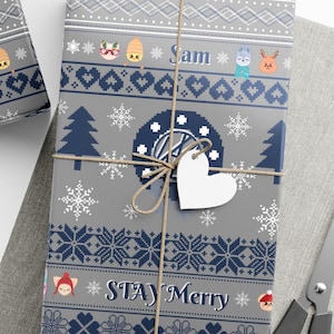 Stray Kidsのセータープリントギフトラップ、SKZooの「STAY Merry」ラッピングペーパー、StrayKids SKZホリデーKpopクリスマスグッズ